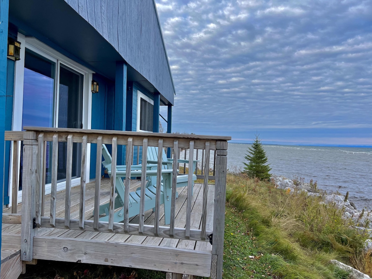 Deck overlooking Lake Superior at Paradise Lakeside Retreat