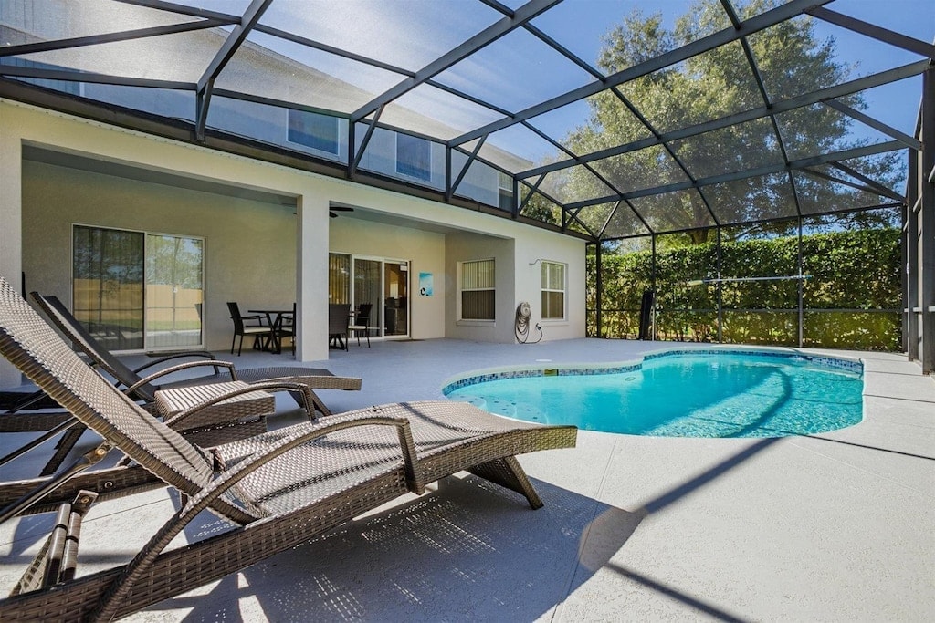 Screened private swimming pool and loungers at Castaway Breeze