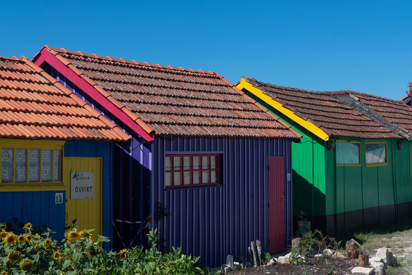 A bright beach house ready to welcome guests